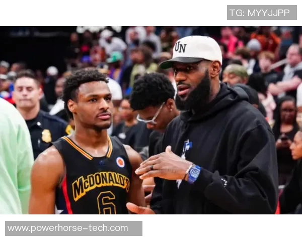 詹姆斯父子齐聚NBA选秀舞台布朗尼正式宣布参选引发热议 詹姆斯父子齐聚NBA选秀舞台布朗尼正式宣布参选引发热议